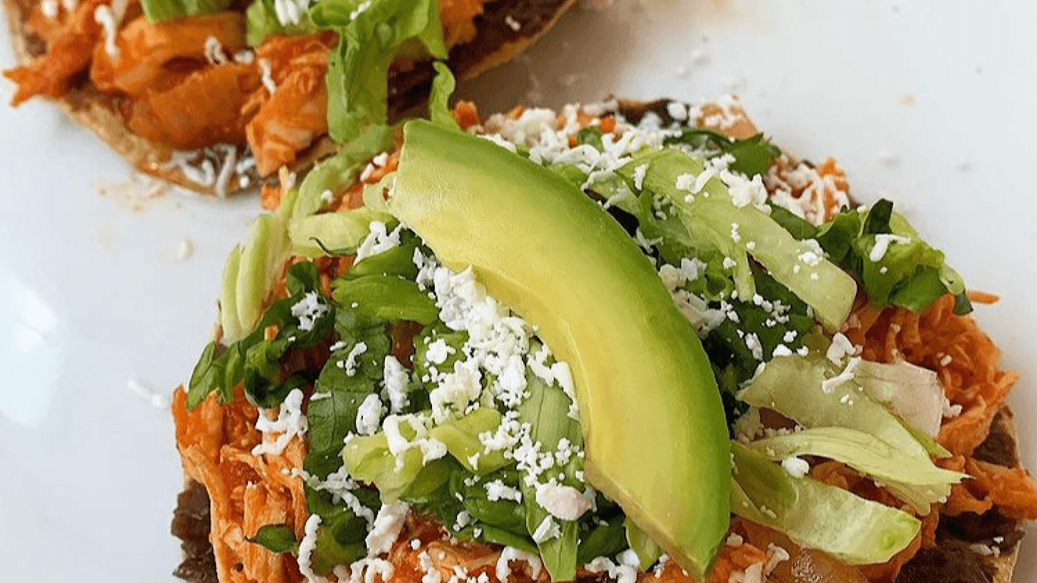 Tostadas de tinga de pollo la opción deliciosa y saludable para festejar el mes patrio ¡SIN CULPAS.