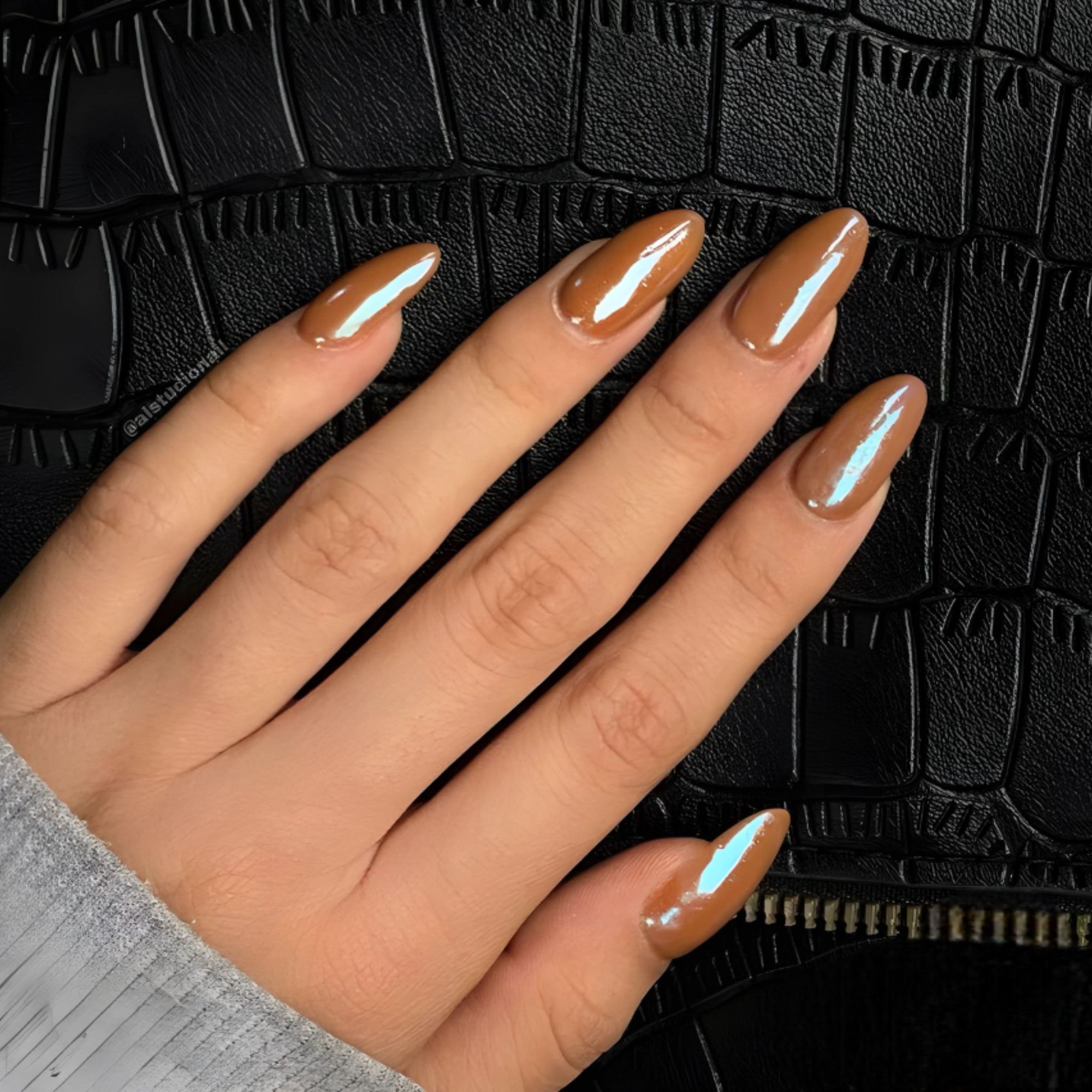 Las uñas chrome marrón que ARRASAN en otoño/invierno 2024