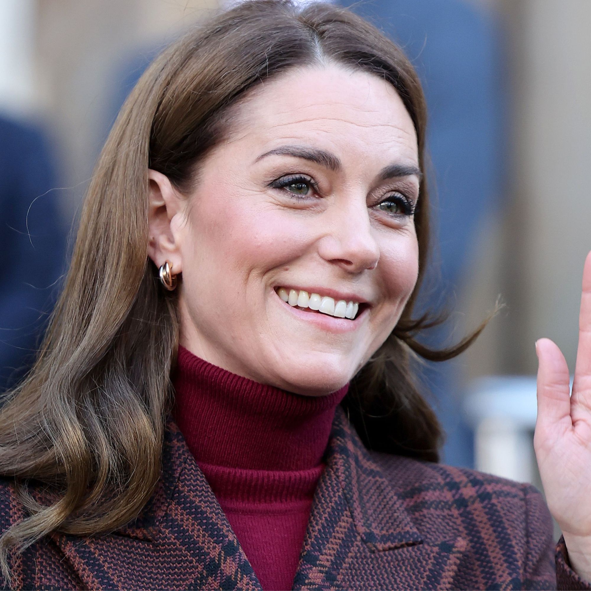 Cómo llevar vestido burgundy con abrigo largo al estilo Kate Middleton