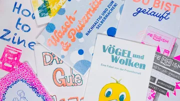 Diverse Zines liegen zusammen, potenziell kreative Inhalte präsentierend.