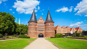 Mittelalterliches Torhaus steht majestätisch in der Stadt.