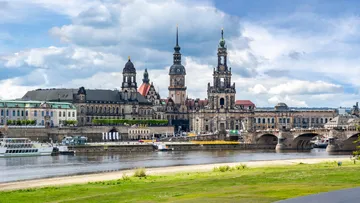 Dresdner Architektur am Fluss mit bewölktem Himmel.