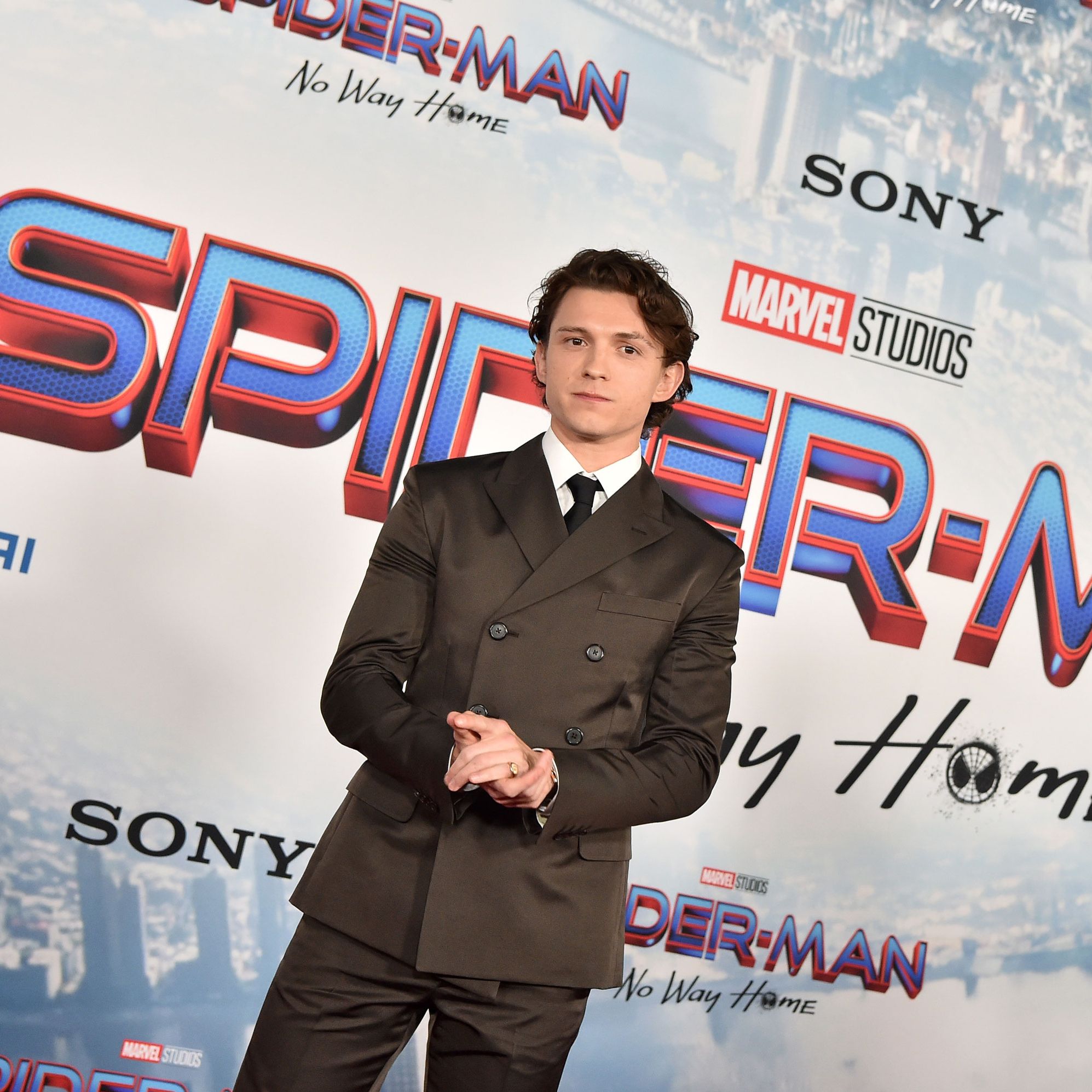 Tom Holland y su traje cruzado de la premier de Spider-Man | GQ