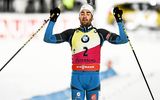 Martin Fourcade est soulagé : il tient sa première victoire de la saison. (Photo AFP)