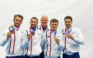 L’équipe séniors médaillée à Sotchi avec, de gauche à droite : Josuah Faroux, Julian Chartier, Florestan Riou et Allan Morante. Derrière, le responsable de l’équipe, Maxime Le Gallo. (Photo DR)