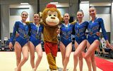 Jade, Oriane, Candice, Clarisse et Océane, avec la mascotte de la GSI Gym, célèbrent leur troisième place sur le podium du France de Fédéral A. (Photo : GSI gym)