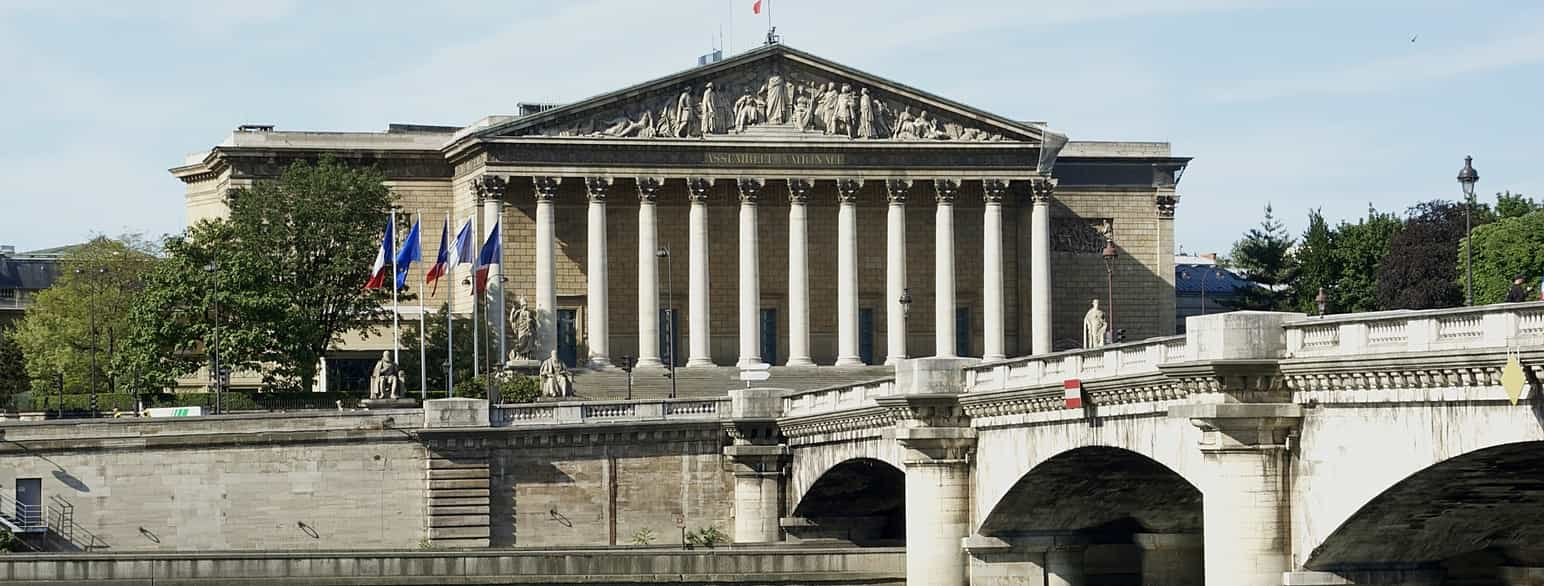 Nationalforsamlingen ligger i Palais Bourbon i Paris' 7. arrondissement på Seinens venstre bred. Foto fra 2011.