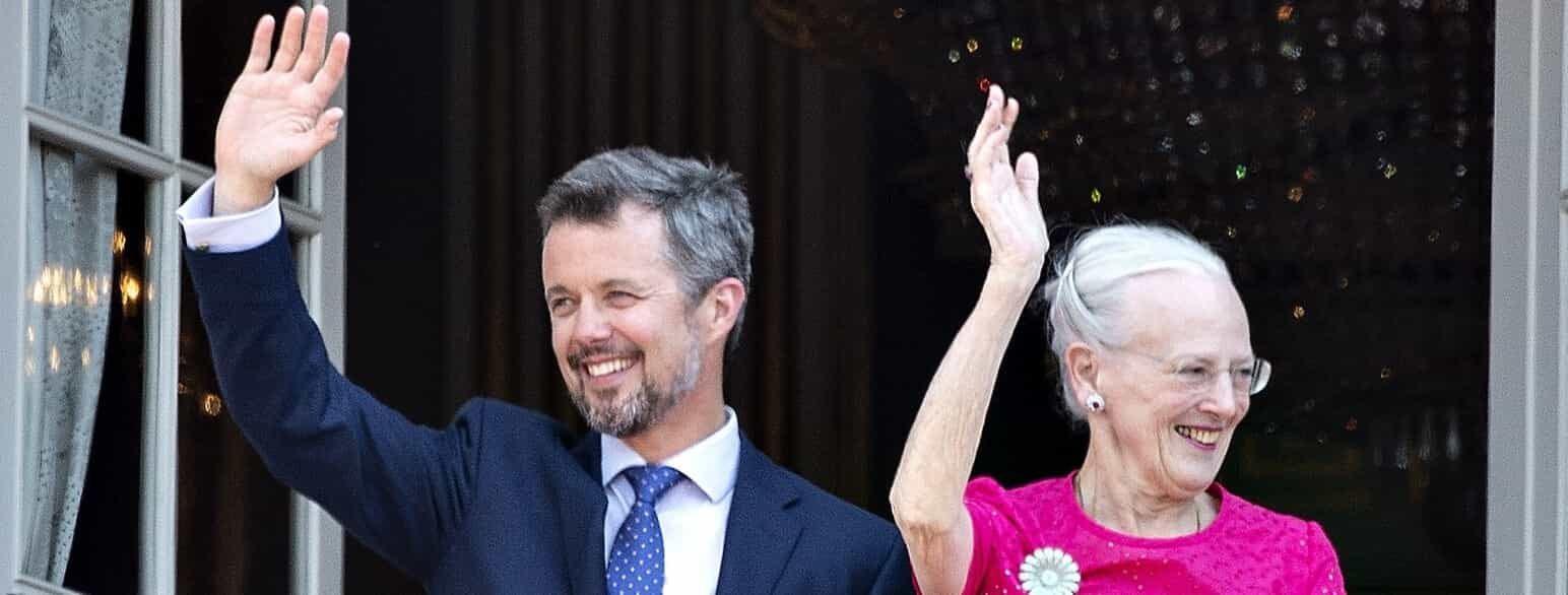 Kronprins Frederik og dronning Margrethe på balkonen på Amalienborg Slot i anledning af kronprinsens 50-års fødselsdag, lørdag den 26. maj 2018.