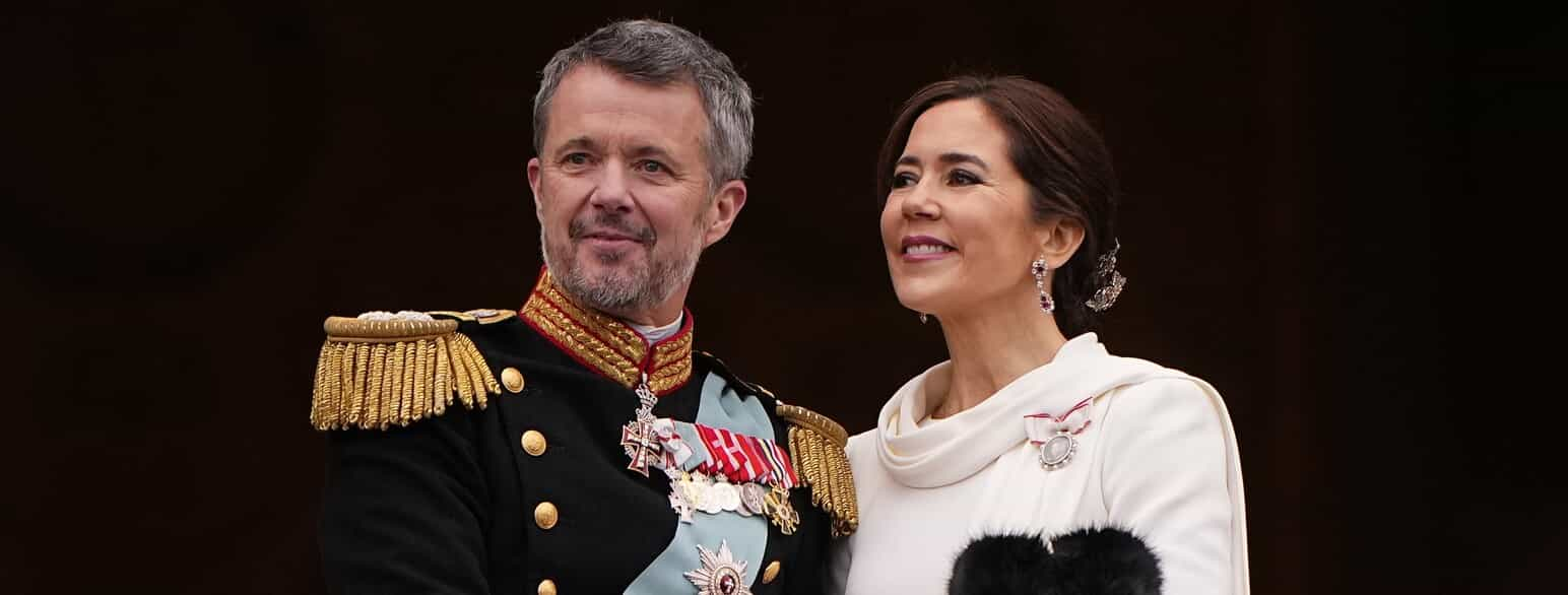 Dronning Mary og Frederik 10. fotograferet på Christiansborg Slots balkon efter udråbelsen af den nye konge den 14. januar 2024