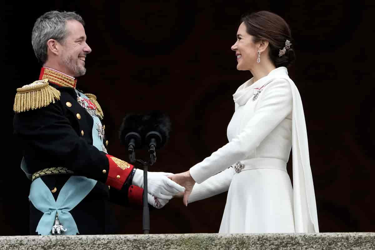 Dronning Mary og kong Frederik 10. på Christiansborg Slots balkon