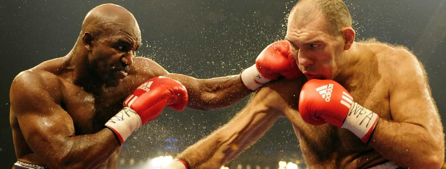 Evander Holyfield (tv.) i ringen mod Nikolai Valuev den 20. december 2008