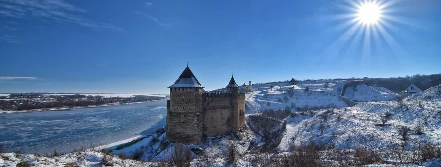 Khotyn fæstning i den ukrainske del af Bukovina. Regionen er et typisk grænseland, der har været udsat for hyppigt skiftende statsgrænser og tilhørsforhold. Derfor indeholder en fæstning som denne en del interessant historie. Foto fra 2014