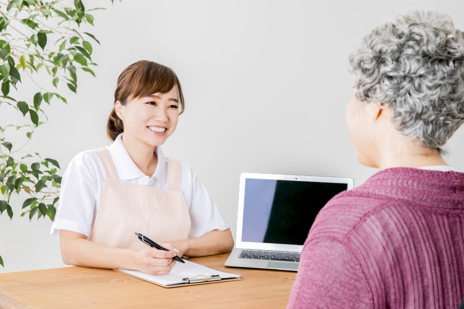 相談に乗る看護師