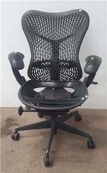 A HERMAN MILLER OFFICE CHAIR - Herman Miller