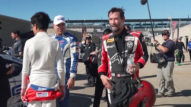 Keanu Reeves scheurt bij debuut over Amerikaans racecircuit