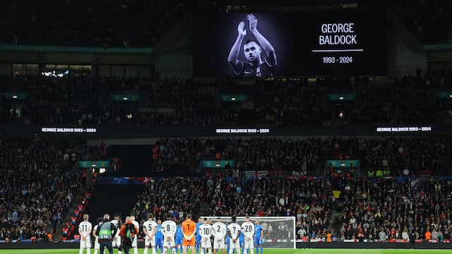 Indrukwekkend eerbetoon aan overleden voetballer Baldock