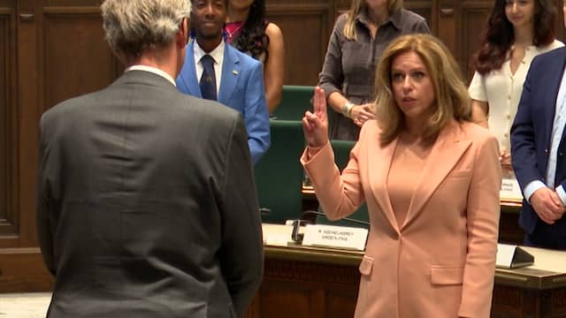 Carola Schouten beëdigd als burgemeester van Rotterdam: 'Hier ben ik'