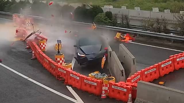 Tesla ramt in automatische piloot tegen wegblokkade in China