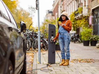 Elektrische auto aan de laadpaal