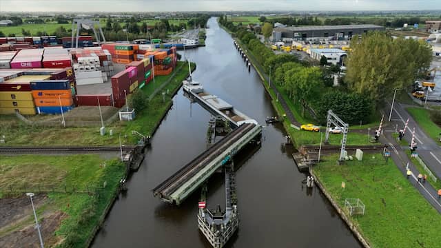 Drone filmt vastgelopen schip na botsing met spoorbrug