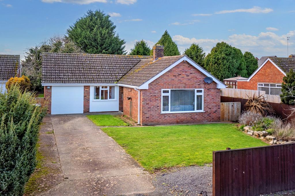 Main Street, Offenham, WR11 3 bed detached bungalow - £350,000