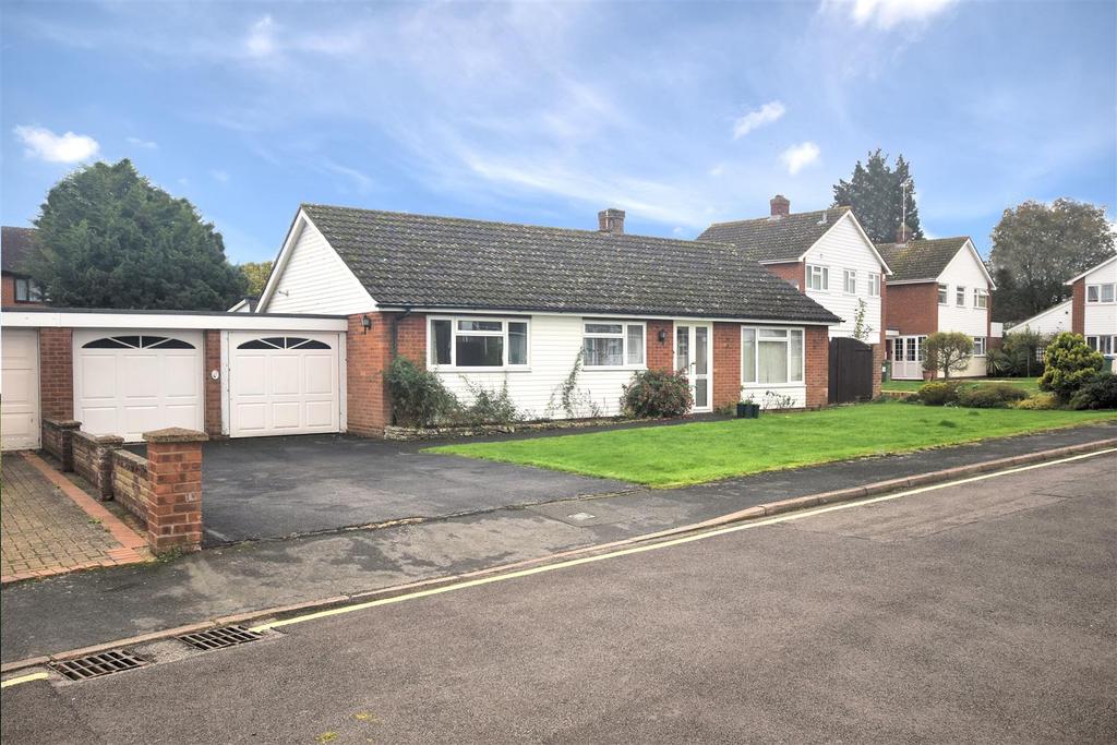 Coombe Close, Stoke Mandeville HP22 3 bed detached bungalow - £600,000