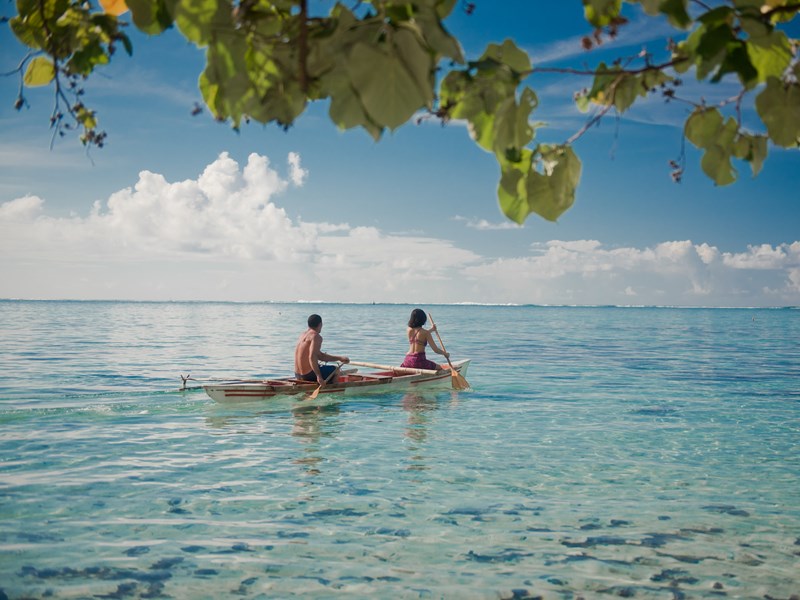 Une escapade romantique sur les eaux calmes du lagon