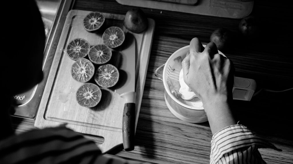 Sliced oranges on a chopping board. -1