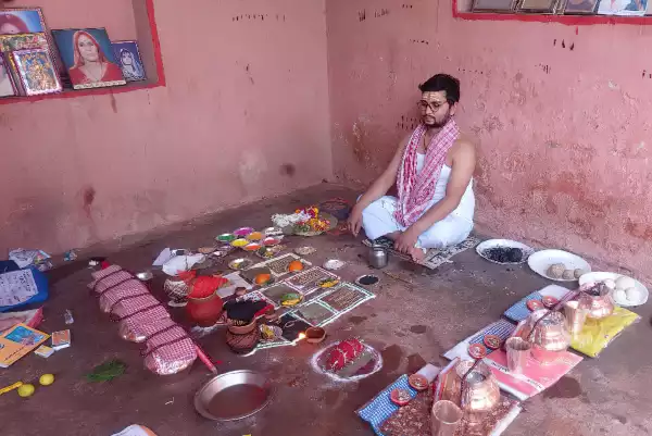 Devotee performing Narayan bali in Haridwar