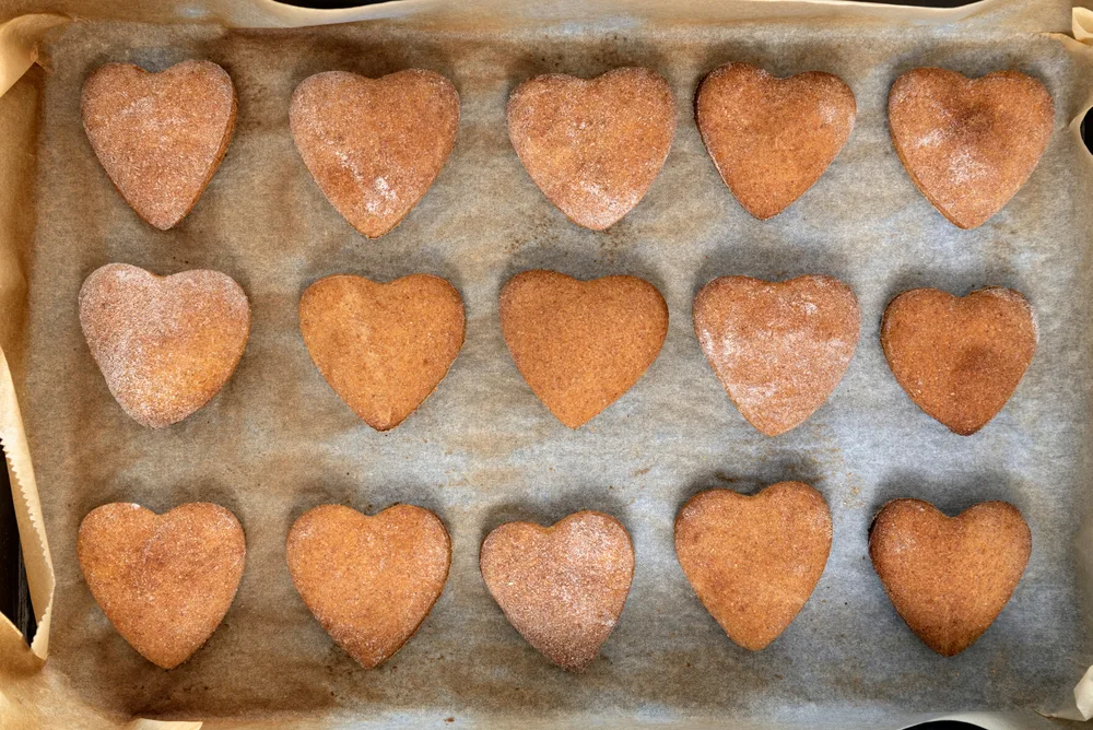 Freshly,baked,homemade,shortbread,cookies,in,shape,of,heart,on