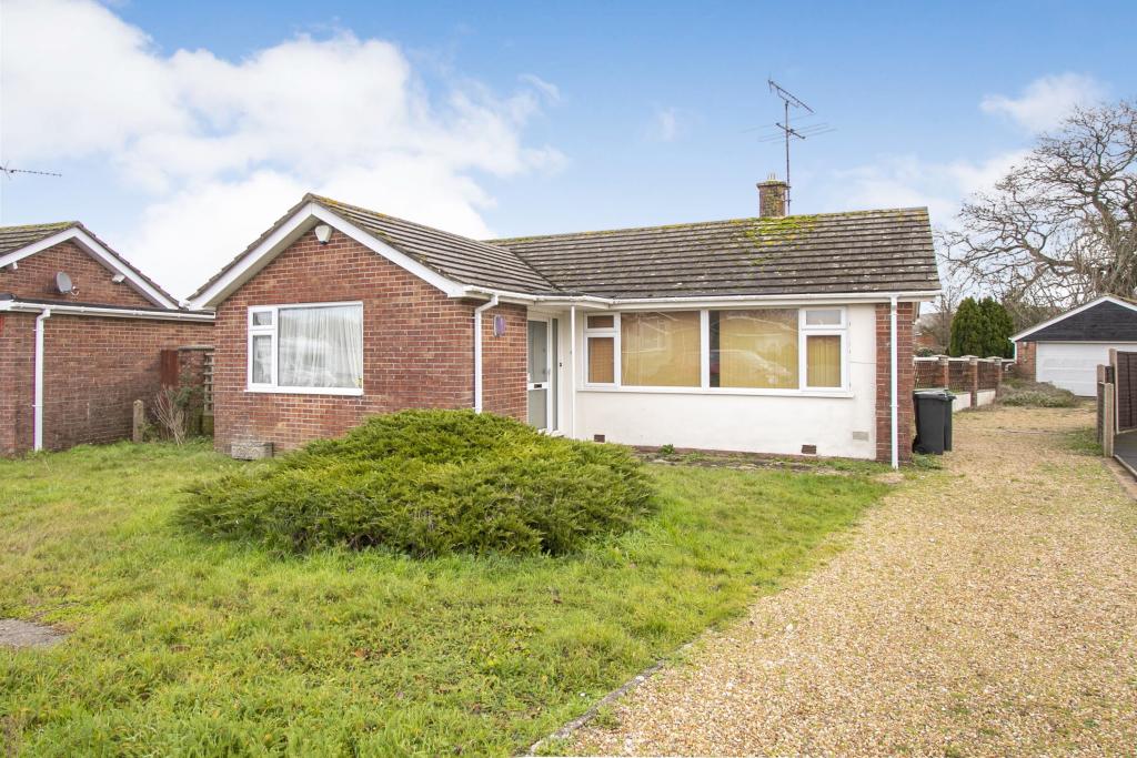 2 bedroom bungalow for sale in Brookside Road, Wimborne, Dorset, BH21