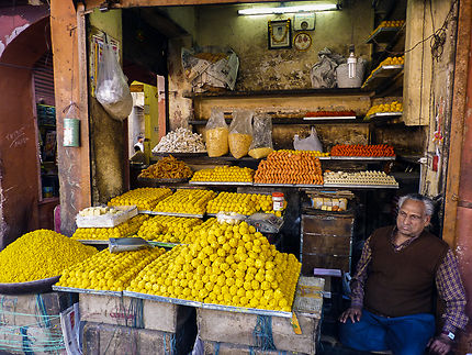 Souk de Jaipur, vendeur de gâteaux et sucreries