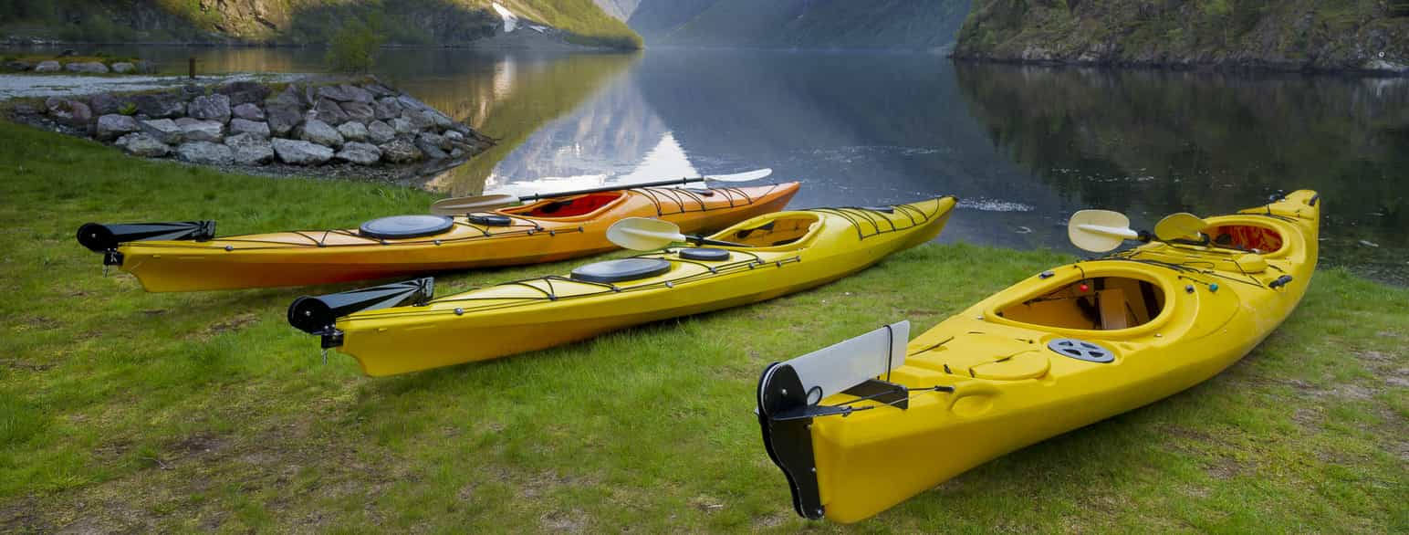 Havkajakker i fjordlandskap