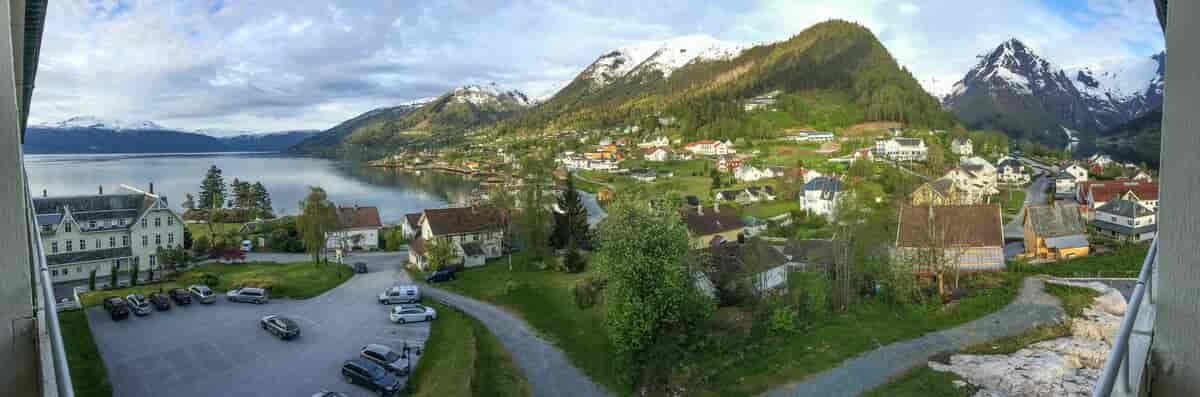 Busetnad og hotellet i Balestrand.