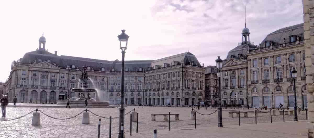 Bordeaux. Les quais sur la Garonne. Place de la Bourse.