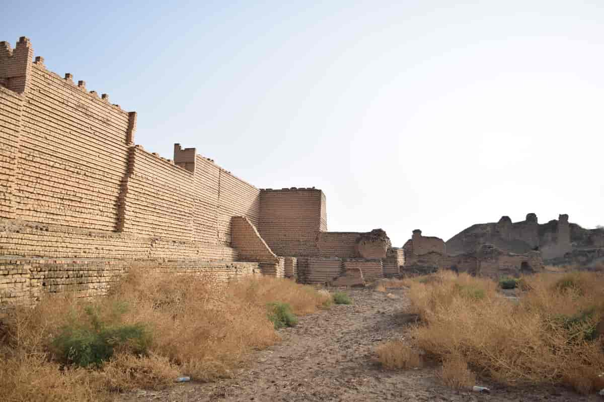 Ruinene av det gamle Babylon ligger i utkanten av det som i dag er Iraks hovedstad Bagdad. Bildet viser den rekonstruert bymuren.