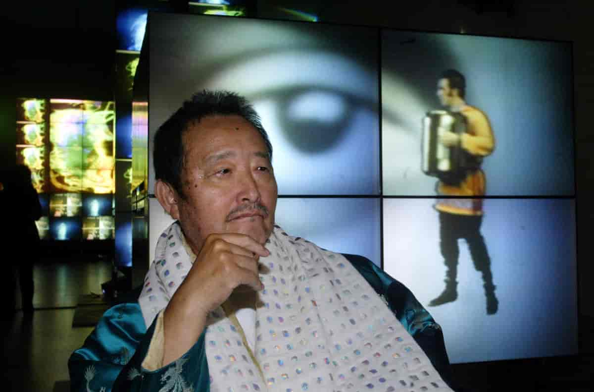 Nam June Paik foran en installasjon