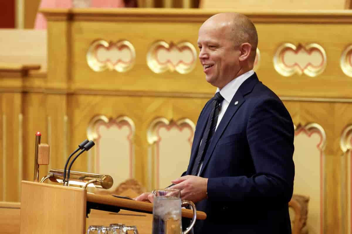 Foto av Vedum, i dress og hvit skjorte, på en talerstol inne i stortingssalen. I bakgrunnen er fronten av Stortingspresidentens podium.