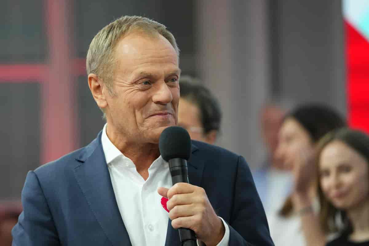 Donald Tusk taler til sine tilhengere etter at koalisjonen hans vant parlamentsvalget i oktober 2023.