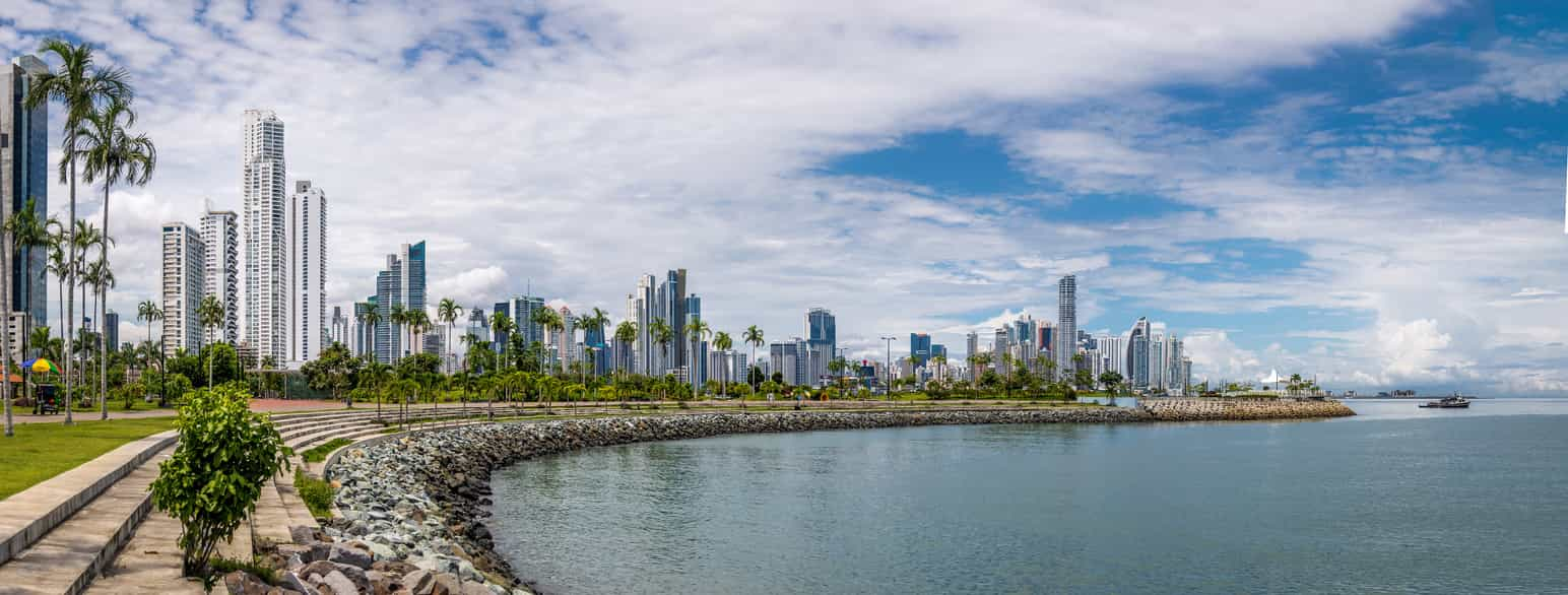 Foto fra strandpromenade i Panama by