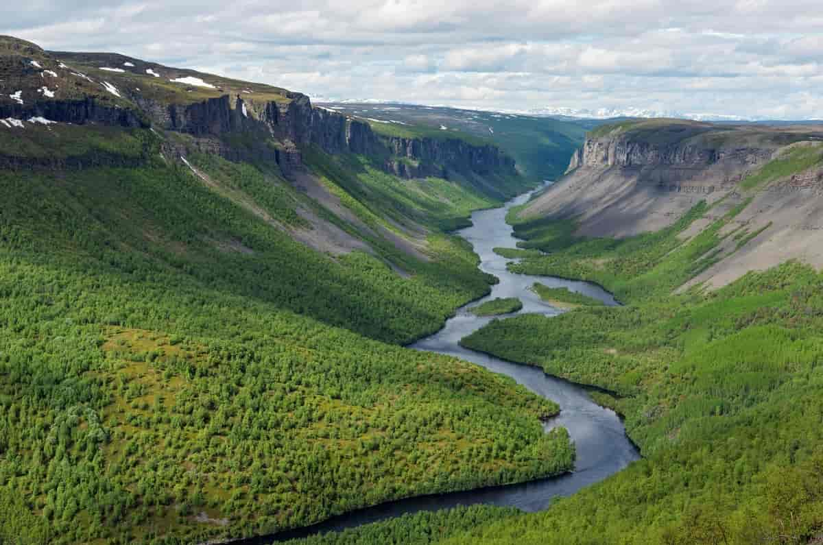 djup og brei dal med elv i bunnen