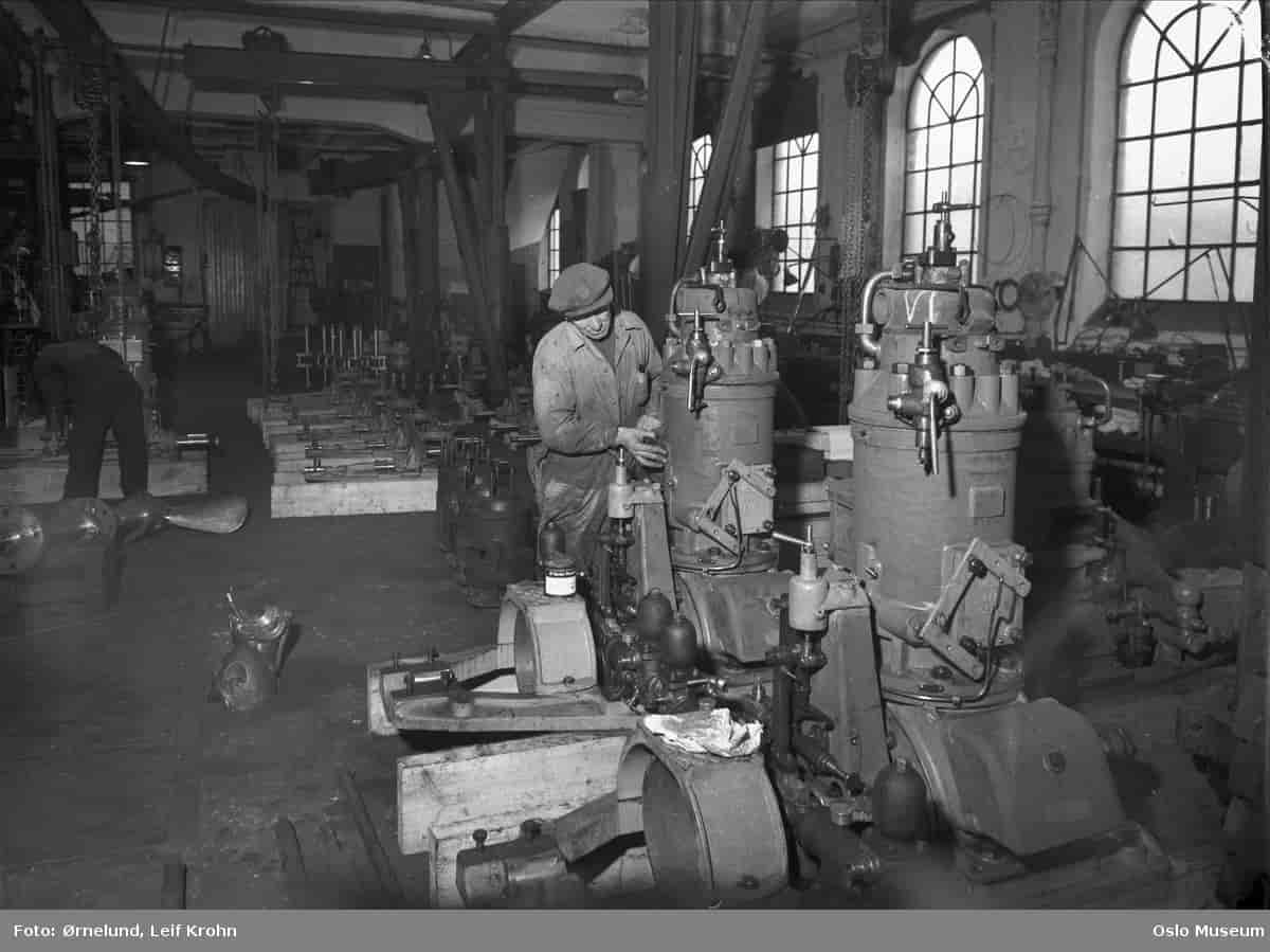 Hans Ingvald  Jakobsen ved Rapp-fabrikken på Rodeløkka i 1947