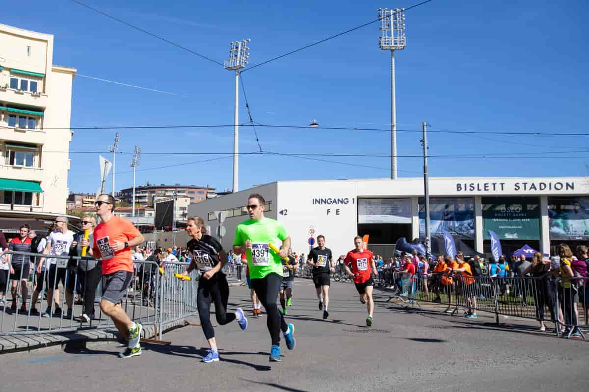 Mennesker løper i gata foran Bislett stadion