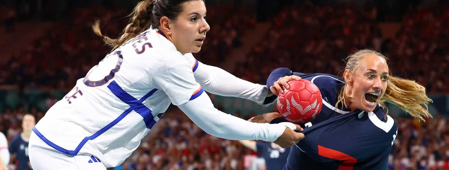 Foto av Herrem og Flippes. Herrem holder i ballen, Flippes holder Herrem i trøya.