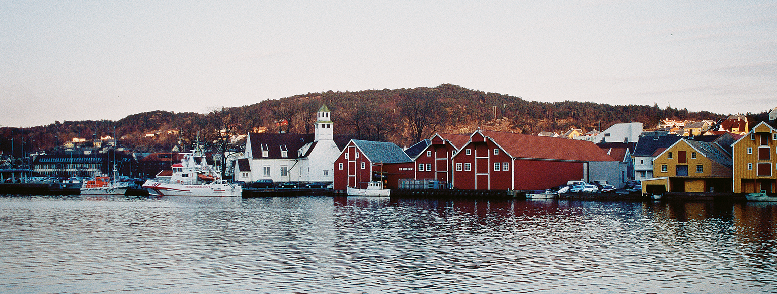 Slik Egersund kirke ligger i dag, er den nærmest en del av havnemiljøet.