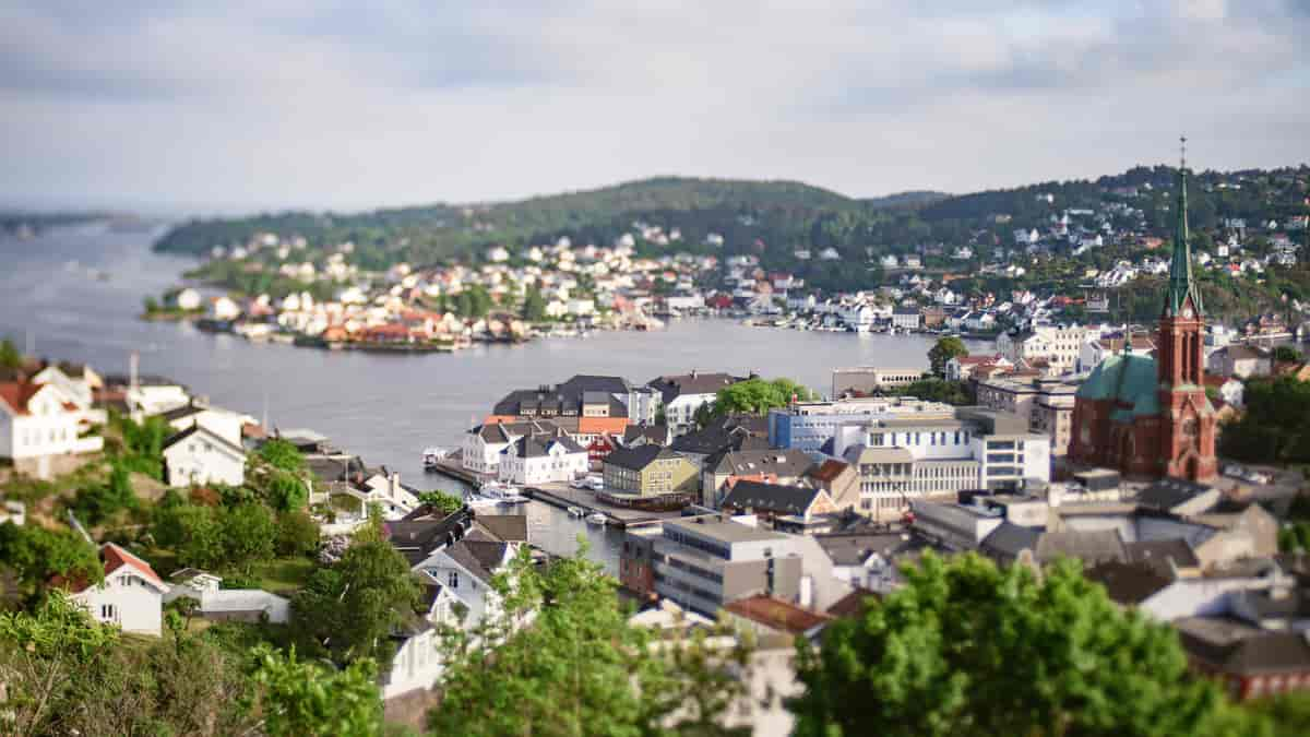 Arendal med bysenteret sentralt i bildet og Hisøy i bakgrunnen.