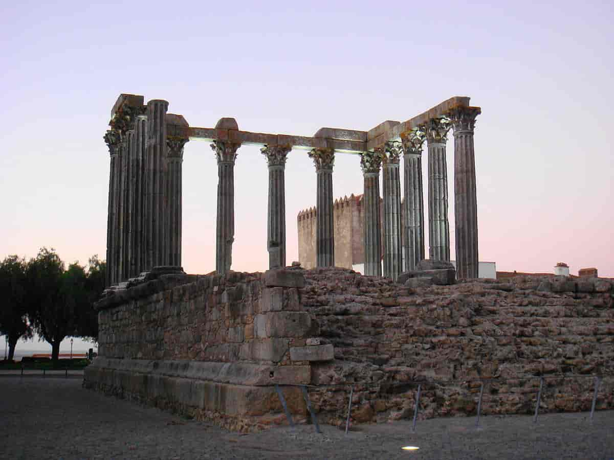 Fotografi av ruinene etter et tempel. Grunnmur som er delvis rast sammen i bunnen, og flere søyler på toppen. Bygningen mangler tak.