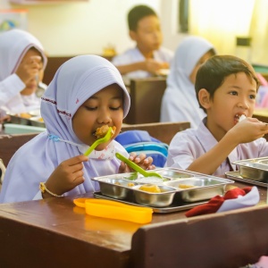 Potret Lahapnya Siswa SDN 15 Palmerah Menyantap Makan Bergizi Gratis