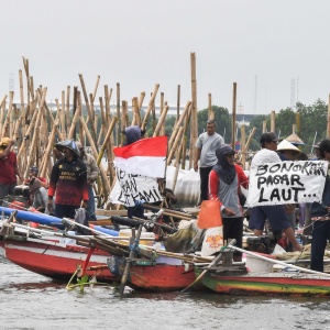 Aksi Nelayan Tarumajaya Menentang Pagar Laut Bekasi di Atas Air