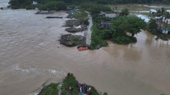 Jalan Poros Makassar dan Barru Terputus! Banjir Sulsel Rendam Kendaraan Roda Dua dan Empat